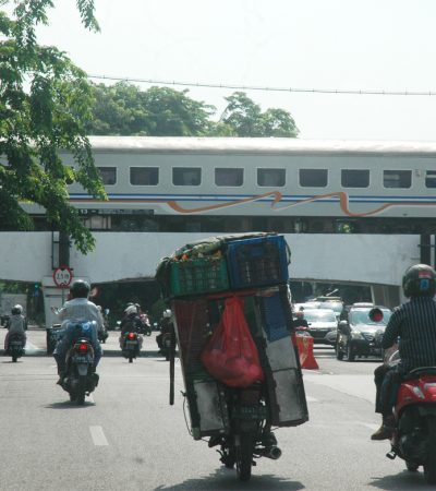 Awas Miring ke Kiri, Bahaya di Jalanan Surabaya