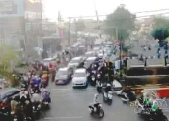 Langit Surabaya hari ini cerah berawan. Nyaman untuk beraktivitas. Namun jalanan di jalur utama tetap padat merayap. (cctv)